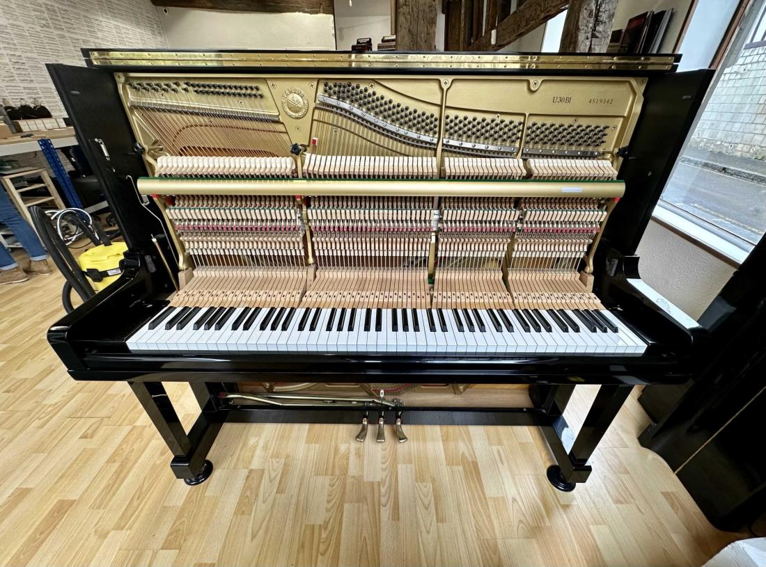 YAMAHA U30Bl