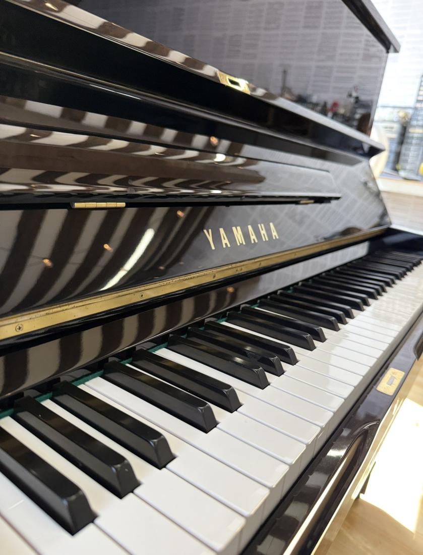 YAMAHA U1